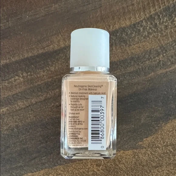 Neutrogena SkinClearing Oil-Free Makeup shade 40 Nude - Picture 2 of 3